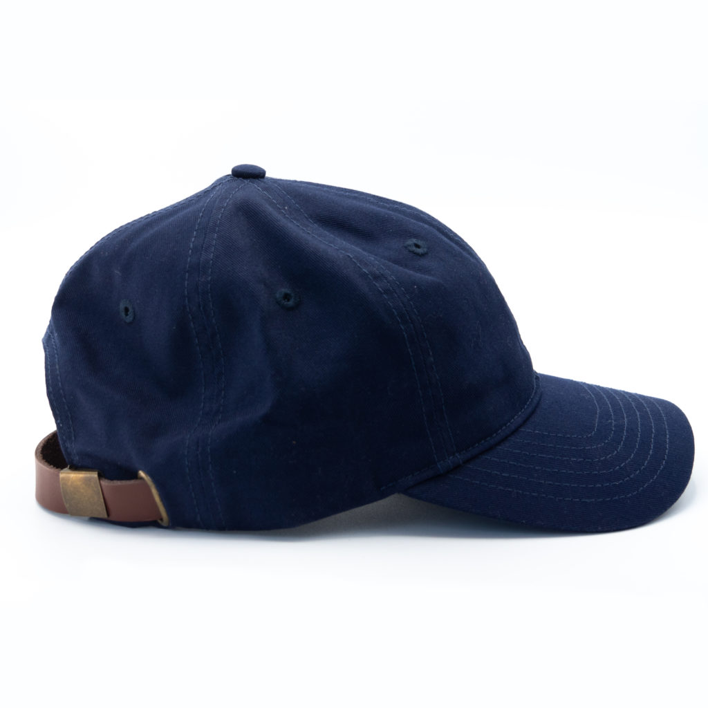 Vue de profil de la casquette Betamons de couleur bleue