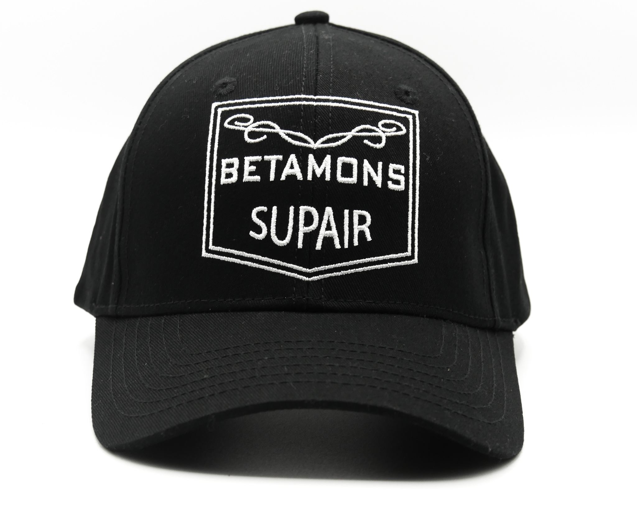 Vue de face de la casquette Betamons de couleur noire