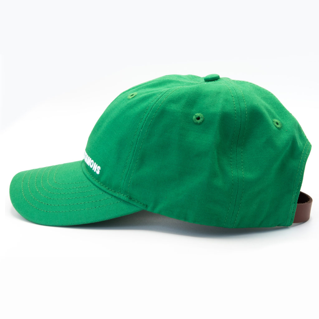 Vue de profil de la casquette Betamons de couleur verte