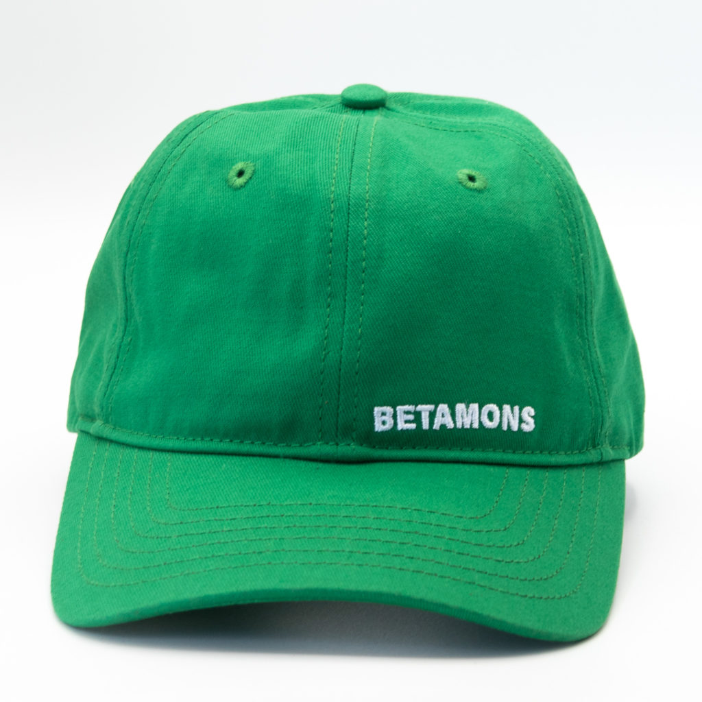 Vue de face de la casquette Betamons de couleur verte